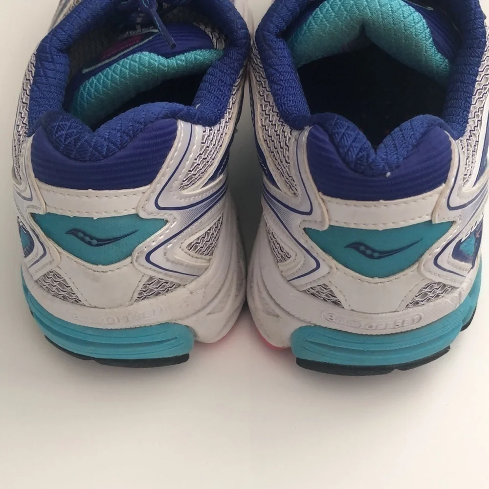 Saucony Guide 8 running shoes with mesh sides size 9 colors of silver blue white